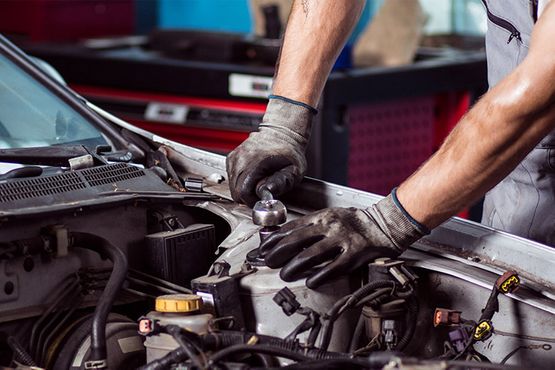 Mechaniker bei der Arbeit an einem Motor